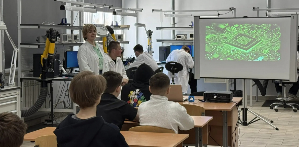 Будущее начинается сегодня: школьники на мастер-классе у ФП «Профессионалитет» кластер «Индустрия робототехники»